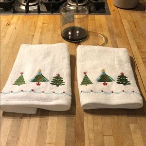 Festive Christmas Tree Embroidered White Hand Towels 🎄